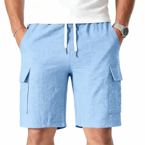 Detalle de pantalón corto cargo casual azul claro para hombre, cordón y bolsillos.
