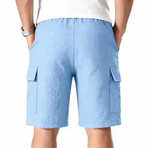 Detalle del pantalón corto cargo azul claro para hombre, con bolsillos y ajuste.