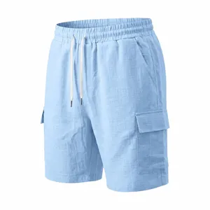 Pantalones cortos cargo casuales azul claro para hombre con cordón elástico en la cintura.