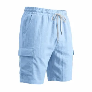 Pantalones cortos cargo casuales azul claro para hombres con cordón elástico y bolsillos.