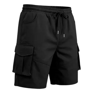 Vista detallada de los pantalones cortos cargo negros para hombre con múltiples bolsillos.