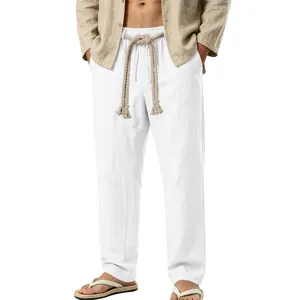 Vista detallada de los pantalones casuales de lino blanco para hombre con cordón.