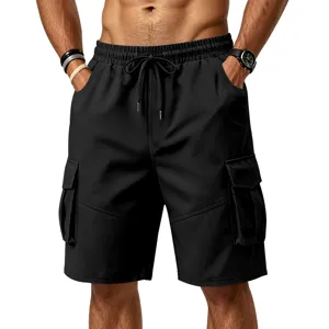 Primer plano de pantalón corto cargo negro de hombre con bolsillos y cordón ajustable.