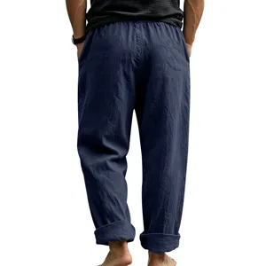 Dettaglio vista posteriore pantaloni casual uomo in misto lino, vestibilità comoda.
