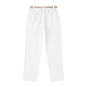 Vista detallada del pantalón casual blanco para hombre equipado con un cinturón trenzado.