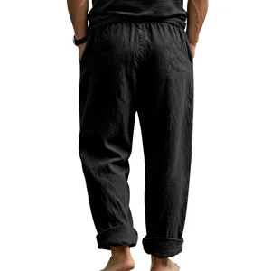Dettaglio posteriore pantaloni casual in lino da uomo con taglio dritto ampio.