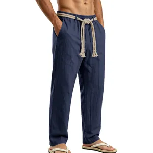 Vista detallada de pantalones casuales de lino con cordón trenzado y textura de tela azul oscuro.