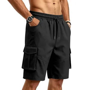 Detalle de bermudas cargo de color liso para hombre, con múltiples bolsillos y cordón.