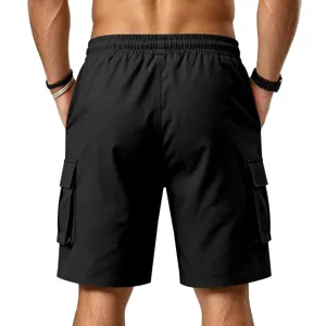 Vista detallada de pantalones cortos cargo de verano casuales para hombres negros.