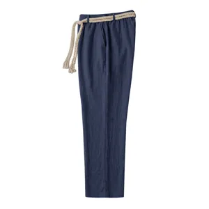 Vista detallada de la tela del pantalón informal de lino para hombre con cinturón trenzado.