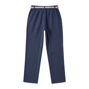 Vista detallada de pantalones rectos casuales de lino para hombre con cinturón trenzado.