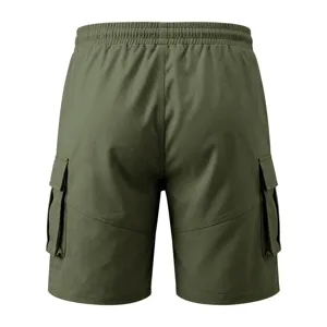 Detalle de vista trasera de pantalones cortos cargo casuales de verano para hombre.