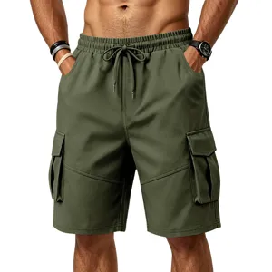 Pantalones cortos cargo verdes para hombre con cintura elástica con cordón y bolsillos.