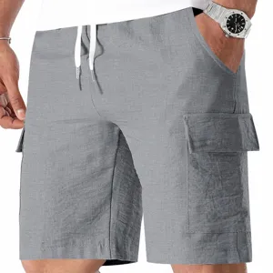 Primer plano de bermudas cargo grises para hombre con cintura de cordón y bolsillos.