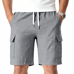 Vista detallada de pantalones cortos cargo grises para hombre con bolsillos y cordón.