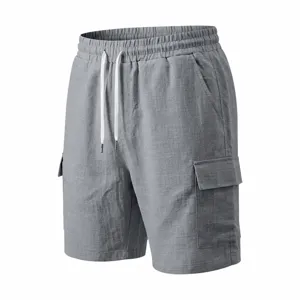 Pantalones cortos cargo grises de hombre, cintura con cordón elástico, bolsillos, tela suave.