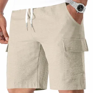 Vista detallada de pantalones cortos cargo caqui casuales para hombre con cordón y bolsillos laterales.
