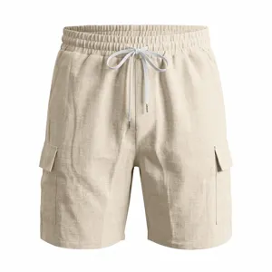Vista detallada del pantalón corto cargo beige informal para hombre con cordón ajustable.