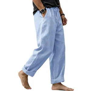 Vista di dettaglio pantaloni casual uomo in lino, vestibilita dritta e traspirante.