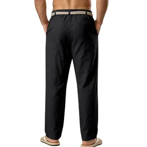 Detalle de pantalon casual negro de lino para hombre con corte recto y cordón ajustable.