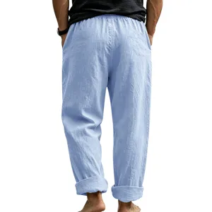 Vista dettagliata posteriore di pantaloni casual in lino azzurro da uomo con taglio dritto.
