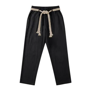 Pantalón informal de lino de corte recto para hombre con elegante cinturón beige.