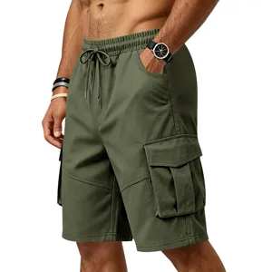 Primer plano detallado de pantalones cortos cargo verde militar para hombre con bolsillos.
