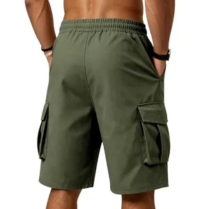 Vista trasera de pantalones cortos cargo verde militar con bolsillos laterales y cintura.