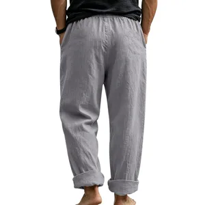 Dettaglio vista posteriore dei pantaloni casual in lino da uomo, vestibilità comoda e ampi.