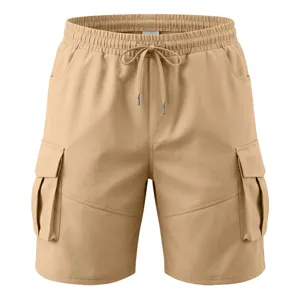 Primer plano detallado del pantalón corto cargo caqui con cordón elástico y bolsillos.