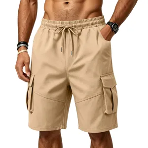 Vista detallada del pantalón corto cargo caqui para hombre, con bolsillos laterales y cordón.