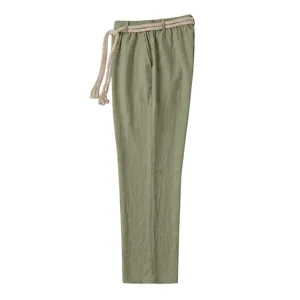 Pantalón casual de lino para hombre en verde salvia con un cinturón de cordón trenzado.