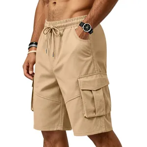 Detalle de pantalón corto cargo casual para hombre con múltiples bolsillos y cordón.
