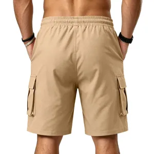 Short cargo caqui casual para hombre con cintura elástica y múltiples bolsillos.