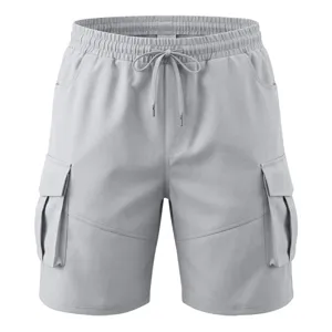 Pantalones cortos cargo casuales gris claro para hombre con cordón y bolsillos.