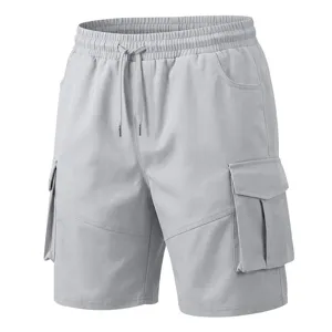 Vista detallada de pantalones cortos cargo grises para hombre con bolsillos y cordón.