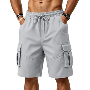 Vista detallada de pantalón corto cargo gris para hombre con bolsillos y cordón ajustable.