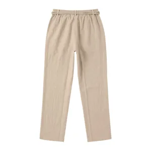 Vista detallada de pantalon informal de lino para hombre, recto y transpirable de verano.