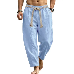 Pantalón casual de lino azul claro para hombre con cinturón de cuerda, recto y transpirable.
