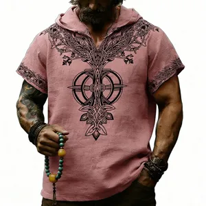 Detalle de cerca de la sudadera de lino de manga corta para hombre con estampado de runas.