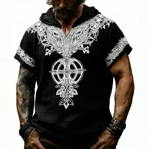 Primer plano de la sudadera con capucha negra de manga corta con estampado rúnico.