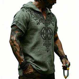 Vista detallada de camiseta con capucha de lino para hombre con estampado runa.