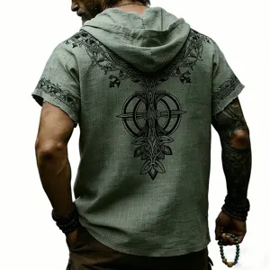 Detalle de la camisa de lino de manga corta con capucha y estampado de runas para hombre.