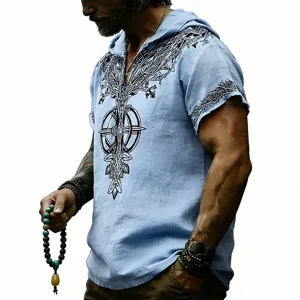 Vista detallada de la camiseta de manga corta con capucha azul claro con estampado gráfico rúnico.