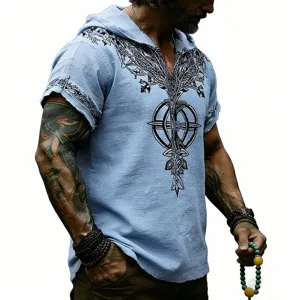 Primer plano detallado del complejo patrón estampado vintage en la camiseta con capucha.