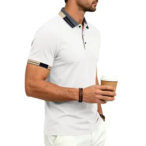 Polo de manga corta para hombre en blanco con cuello y punos de rayas contrastantes deporte.