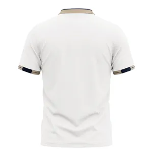 Vista detallada del polo blanco de manga corta para hombre con cuello y puños en contraste.
