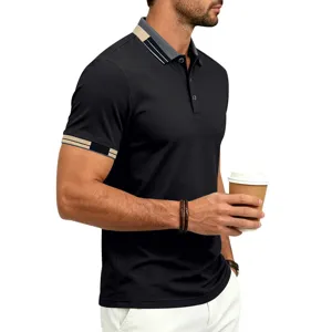 Vista detallada del polo de manga corta para hombre con cuello y puños de rayas contrastantes.