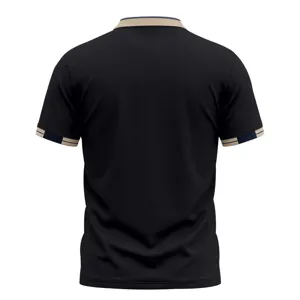 Detalle de vista trasera de polo de manga corta para hombre con cuello y puños en contraste.