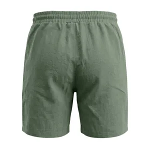 Detalle trasero de pantalones cortos casuales para hombre verdes con textura de lino.